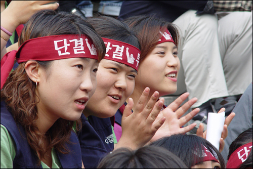 동덕여대 직원노조는 28일 오후 학내에서 집회를 열고 손봉호 총장이 직접 사태 해결에 나설 것을 촉구했다 